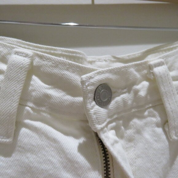 LEVI'S 80's Mom Shorts in White Denim Minimalist Preppy Quiet Luxury Size 28 - Picture 7 of 13